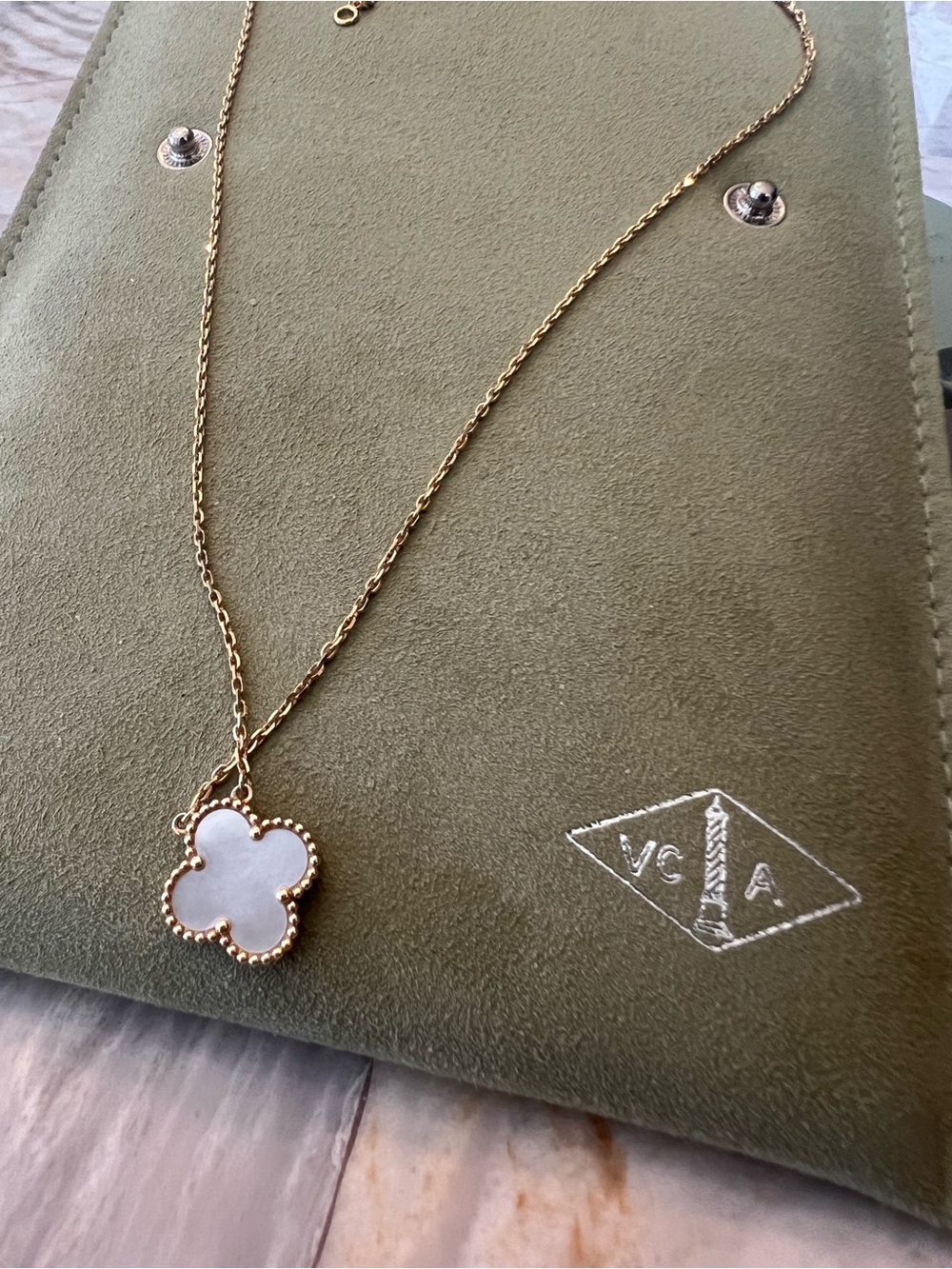 Van Cleef & Arpels Women's Mother of Pearl Alhambra Pendant Necklace Extended - Picture 5 of 9